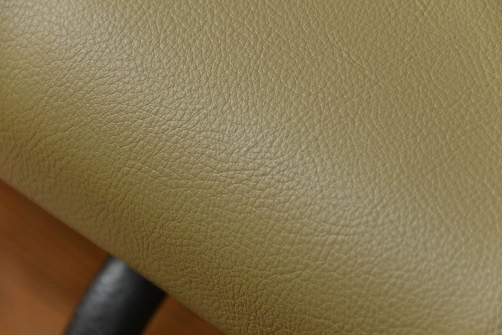 レトロ家具　昭和レトロ シンプルな鉄脚ベンチ(長椅子、長イス)