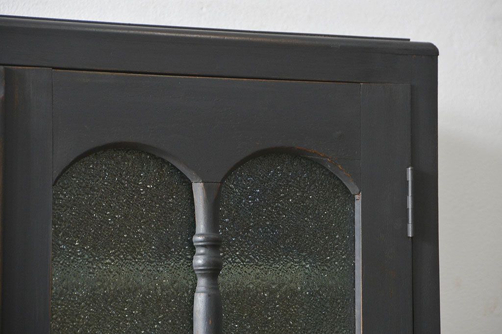 アンティーク家具　アンティーク ダイヤガラス入り シックな二段重ねペイント食器棚 (収納棚、カップボード、キッチンキャビネット)