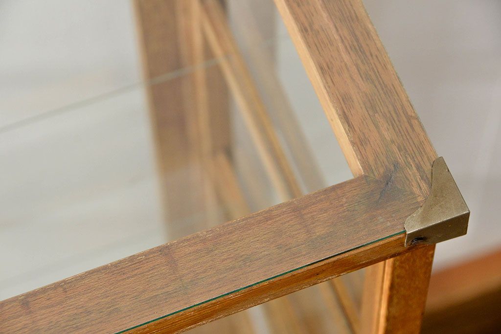 レトロ家具　昭和レトロ 縦型のアンティークガラスケース(ショーケース、飾り棚)