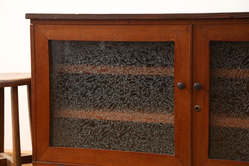 アンティーク家具　アンティーク 前面ナラ材の脚付き結霜ガラスローボード(テレビボード、収納棚)