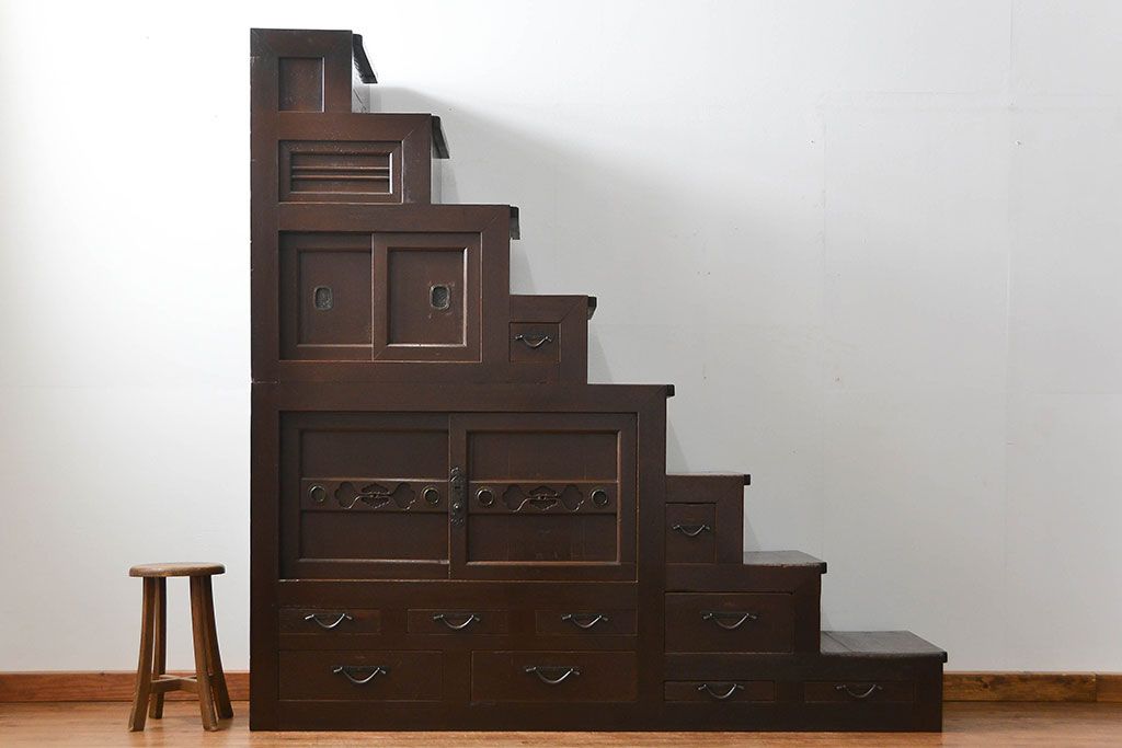 アンティーク家具　古民具・骨董 使い込まれた重厚な薄型階段箪笥(箱階段)