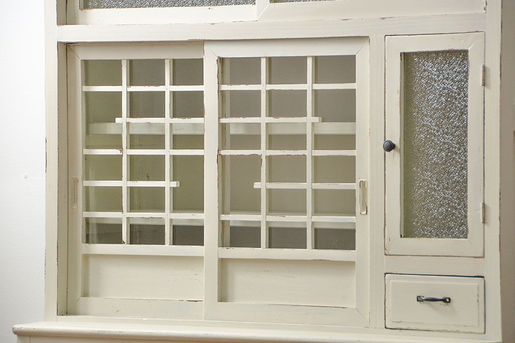 アンティーク家具　アンティークペイント　ダイヤガラスのかわいい二段重ね食器棚(収納棚)