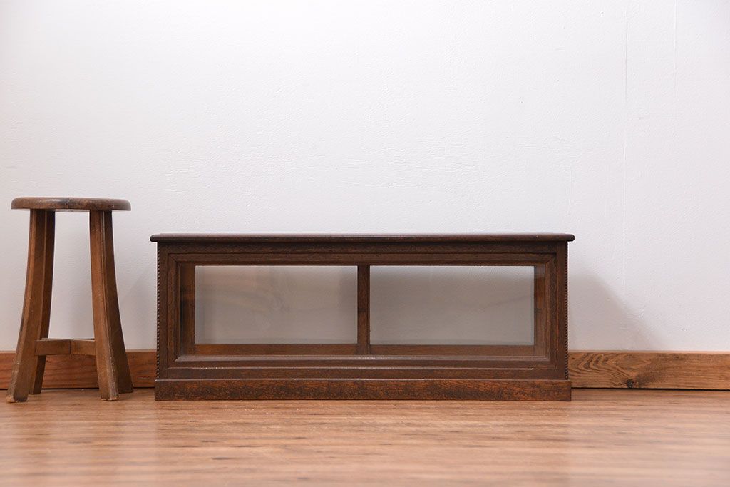 アンティーク家具　アンティーク 古いタバコ屋の小振りな横長ガラスケース(収納棚、ローボード、飾り棚)