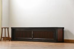 アンティーク家具　古民具・骨董 モダンでシックな縦桟引き戸ローボード(水屋箪笥、テレビボード、テレビ台、キャビネット、収納棚)