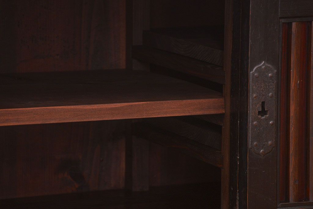 アンティーク家具　アンティーク シックな縦桟引き戸の収納箪笥ローボード　(水屋箪笥、テレビボード、テレビ台、キャビネット、収納棚)