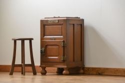 アンティーク家具　アンティーク かわいらしい　小さな変わり型冷蔵庫(収納棚)