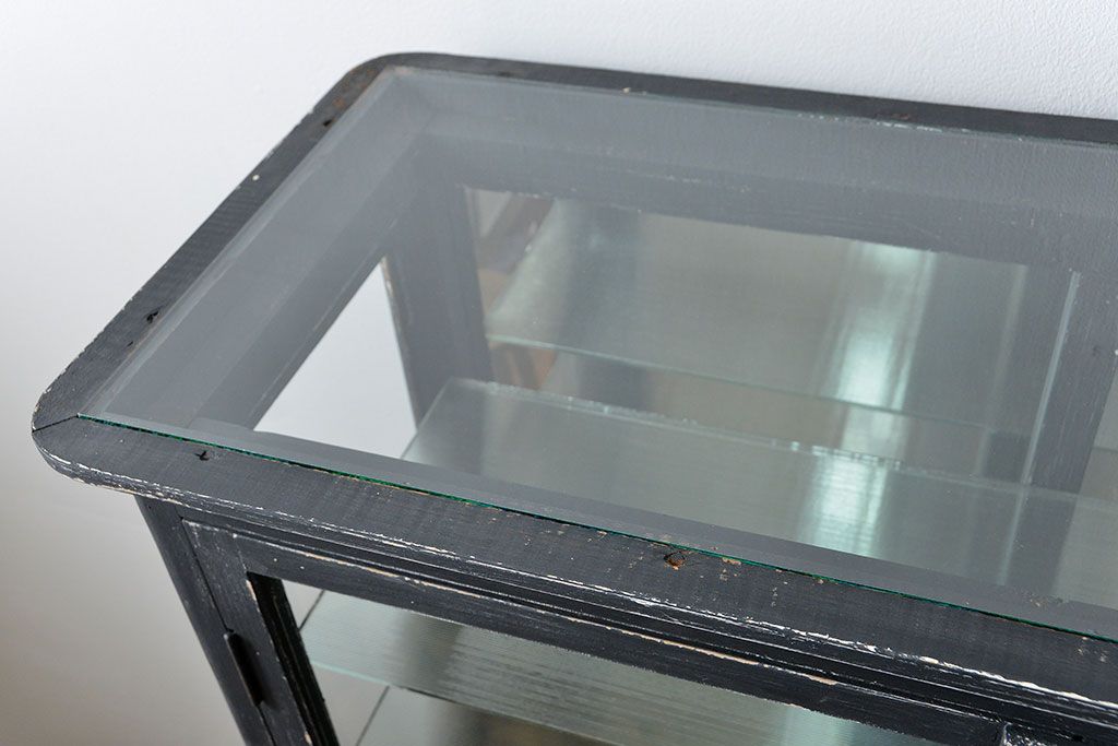 アンティーク家具　アンティーク ペンキのはげた背面鏡のケビントガラスケース(飾り棚、戸棚、ショーケース)