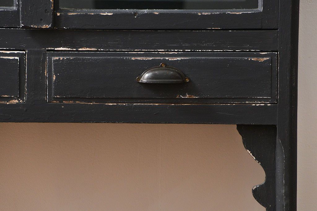 アンティーク家具　アンティーク ペンキのはげた背面鏡のケビントガラスケース(飾り棚、戸棚、ショーケース)