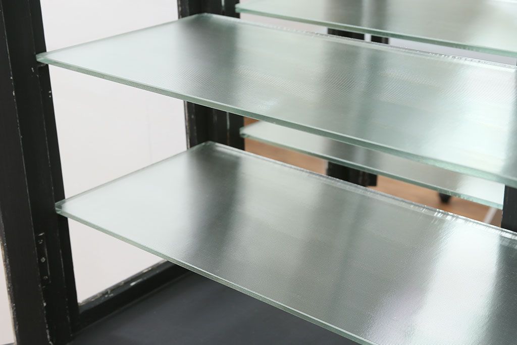アンティーク家具　アンティークペイント 背板が鏡のケビントガラスケース(ショーケース、飾り棚)
