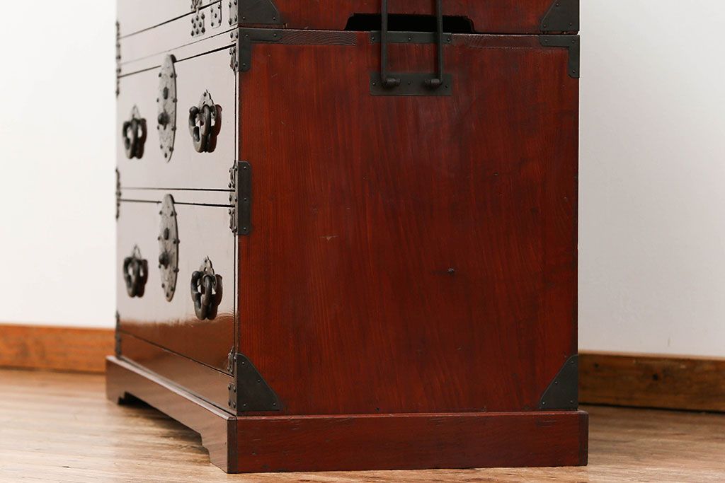 アンティーク家具　古民具・骨董 前面栗材の漆のキレイな二段重ね米沢箪笥(時代箪笥)