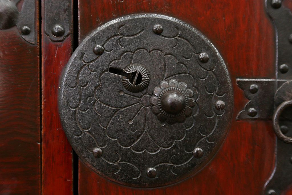 アンティーク家具　古民具・骨董 前面栗材の漆のキレイな二段重ね米沢箪笥(時代箪笥)