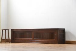アンティーク家具　アンティーク モダンな縦桟引き戸の時代箪笥 ローボード(水屋箪笥、ローチェスト、TVボード、テレビ台、キャビネット、収納棚)