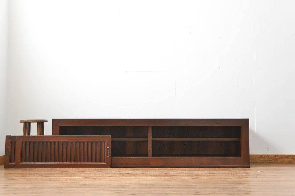 アンティーク家具　アンティーク モダンな縦桟引き戸の時代箪笥 ローボード(水屋箪笥、ローチェスト、TVボード、テレビ台、キャビネット、収納棚)