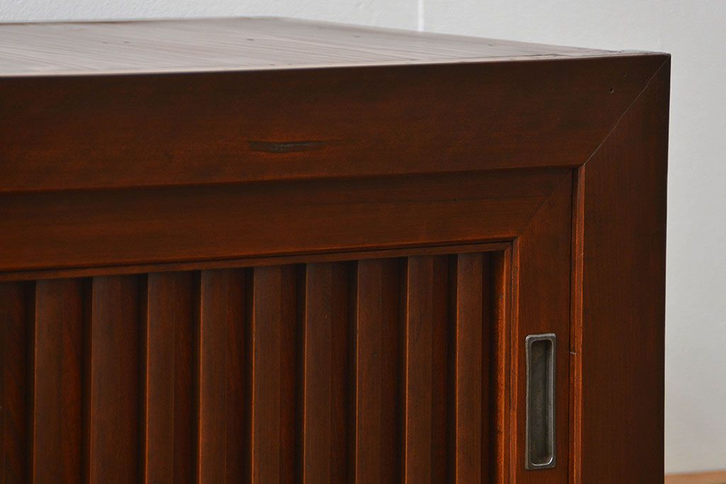 アンティーク家具　アンティーク モダンな縦桟引き戸の時代箪笥 ローボード(水屋箪笥、ローチェスト、TVボード、テレビ台、キャビネット、収納棚)