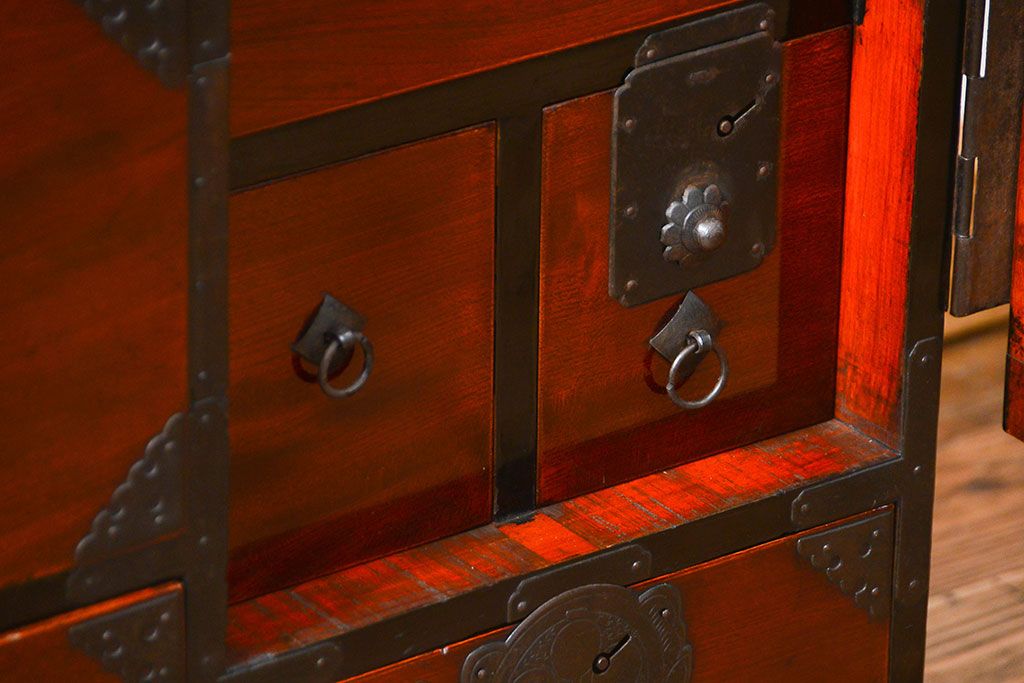 アンティーク家具　古民具・骨董 前面欅材　漆のキレイな仙台箪笥　(時代箪笥)