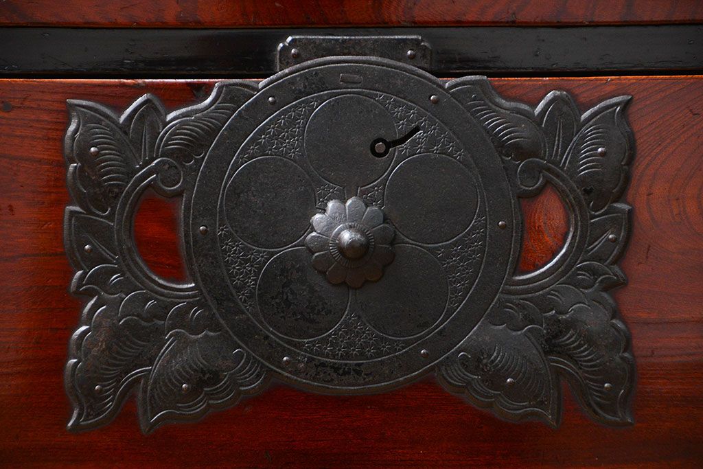 アンティーク家具　古民具・骨董 前面欅材　漆のキレイな仙台箪笥　(時代箪笥)