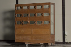 和製アンティーク　大正ロマン　凝ったデザインとレトロな雰囲気が魅力的なサイドボード(収納棚、キャビネット、戸棚、食器棚、飾り棚、ガラスケース、店舗什器)(R-071196)