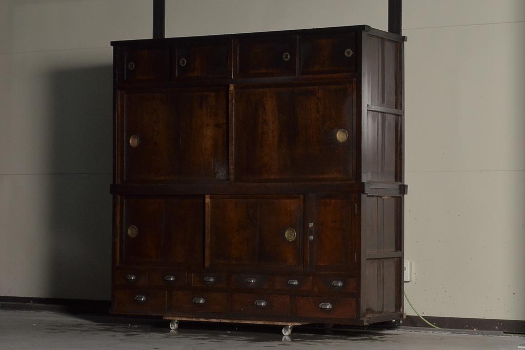 大正時代のアンティーク収納家具から見た、モダンデザインの特徴