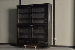 アンティーク家具　シックな黒塗りキャビネット(収納棚)(R-36580)