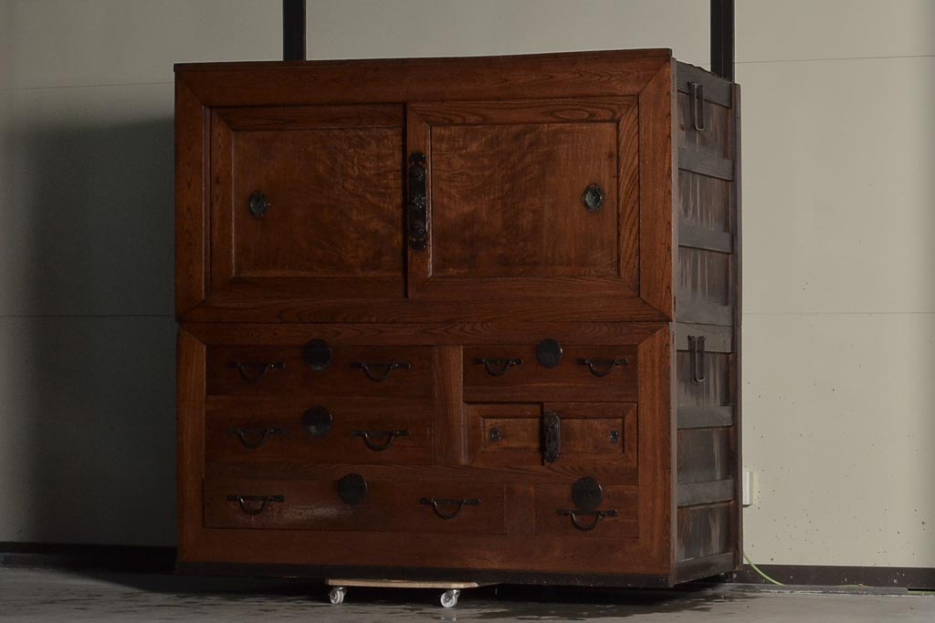 木製の事務用家具がおしゃれ!収納充実のアンティーク書類棚