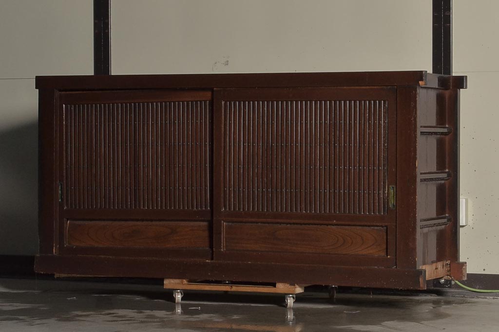 アンティーク家具　丸桟引き戸の六尺水屋箪笥サイドボード(テレビ台、収納棚)(R-036674)