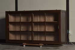 アンティーク家具　前面ヒノキ材　ガラス戸のシンプルなサイドボード(収納棚、飾り棚)(R-036659)