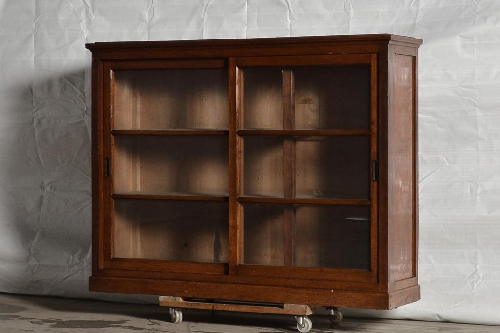 レトロ家具　シンプルで使いやすい木製キャビネット(戸棚、飾り棚、収納棚)(R-037153)