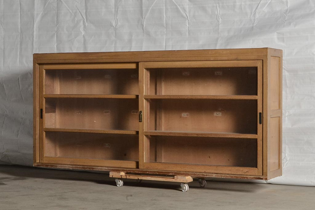 レトロ家具　昭和中期　レトロなデザインがおしゃれな木製キャビネット(戸棚、飾り棚、収納棚)(R-037165)