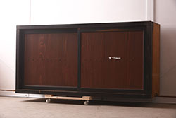 アンティーク家具　明治期　シンプルなデザインと和モダンな雰囲気が魅力のサイドボード(収納棚、戸棚、テレビ台)(R-037250)