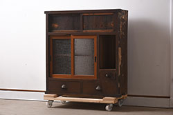 アンティーク家具　レトロ　懐かしさ漂う佇まいの小振りな戸棚(収納棚、茶箪笥)(R-039821)