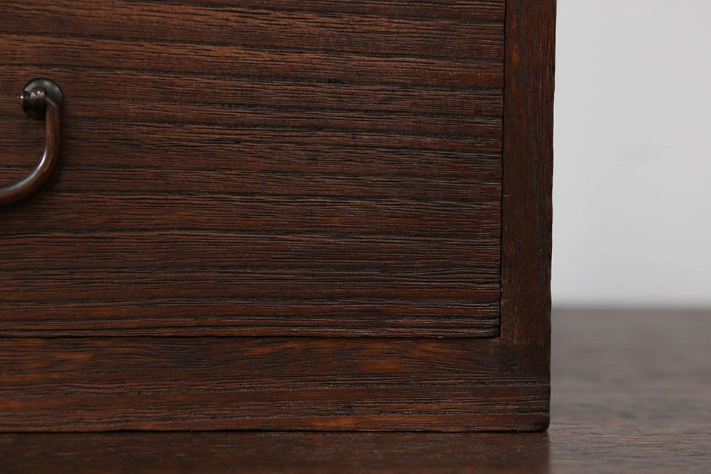 アンティーク家具　アンティーク 古い木の小さな3杯小引き出し