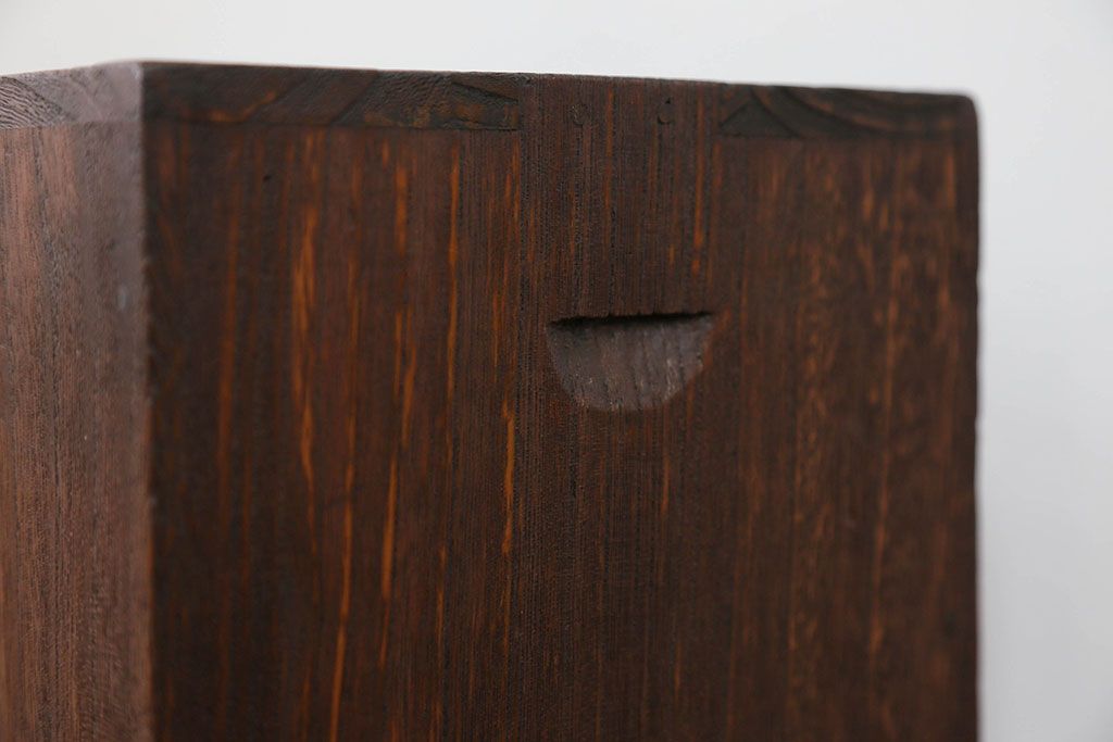 アンティーク家具　アンティーク 古い木の小さな3杯小引き出し