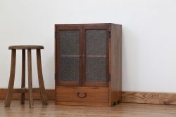 アンティーク家具　アンティーク 古い栓材の小さなダイヤガラス本箱(1) (収納棚)