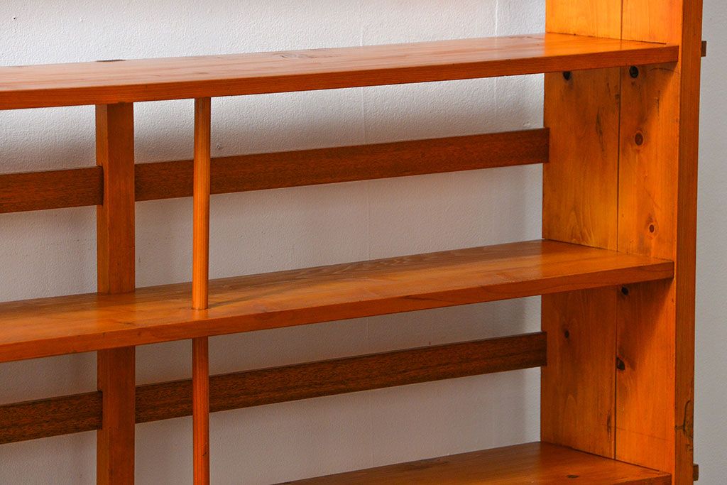 アンティーク家具　アンティーク 古い木の大振りな楔(くさび)式 薄型本棚(飾り棚)