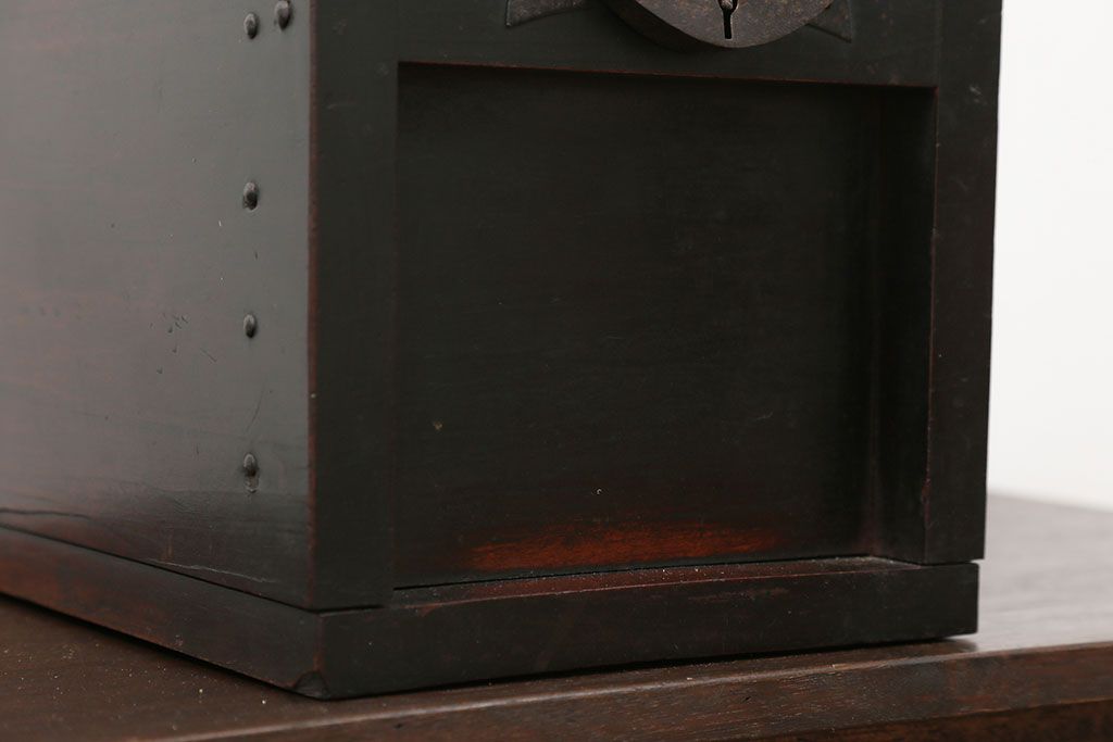 アンティーク雑貨　古民具・骨董 錠前付きの古い桜材の重厚な銭箱(銭函)