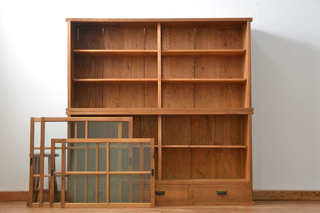 アンティーク家具　アンティーク 古い木味の繊細な薄型収納棚(ガラスケース、飾り棚、戸棚)