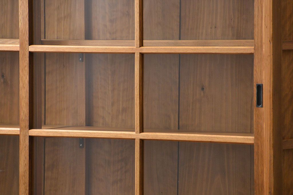 アンティーク家具　アンティーク 古い木味の繊細な薄型収納棚(ガラスケース、飾り棚、戸棚)