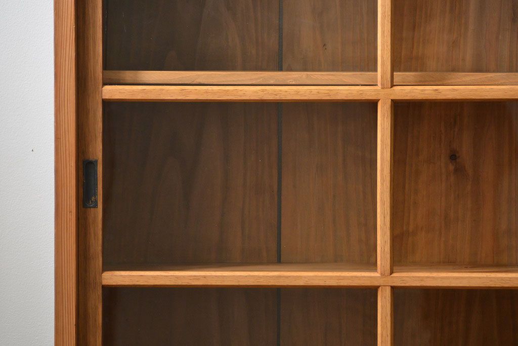 アンティーク家具　アンティーク 古い木味の繊細な薄型収納棚(ガラスケース、飾り棚、戸棚)