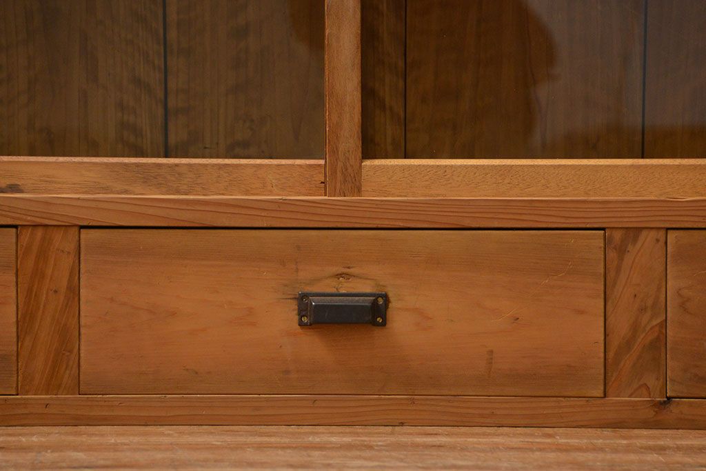 アンティーク家具　アンティーク 古い木味の繊細な薄型収納棚(ガラスケース、飾り棚、戸棚)