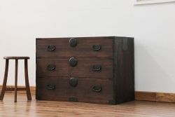 アンティーク家具　古民具・骨董 前面桐材の使い込まれた時代箪笥ローボード(ローチェスト、桐箪笥、桐たんす)