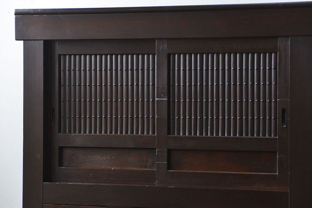 アンティーク家具　アンティーク 丸桟仕上げのモダンな6尺水屋箪笥 (キャビネット、食器棚、戸棚)