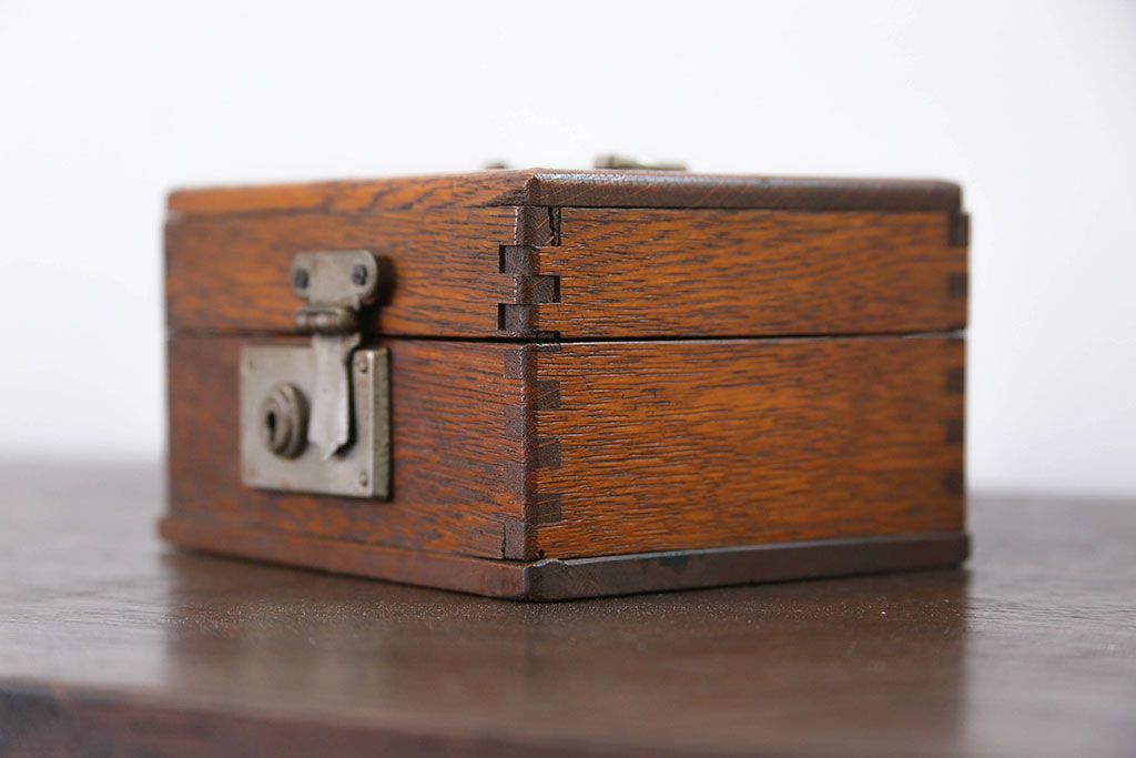 アンティーク雑貨　昭和レトロ 古いナラ材の小さな印鑑箱 (収納箱)