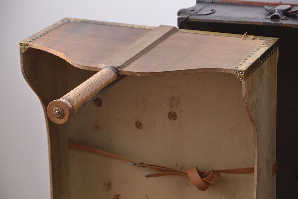 アンティーク雑貨　イギリスンティーク　豪華な厚手の金具に覆われた船のトランク(テーブル)