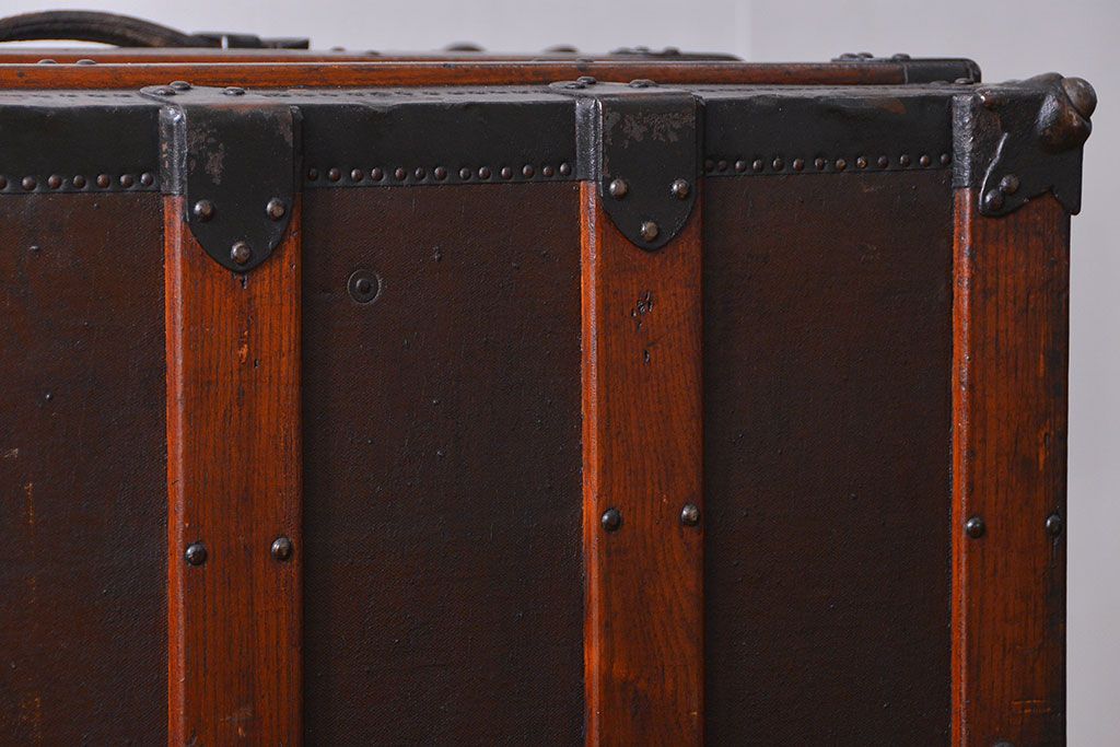 アンティーク雑貨　イギリスンティーク　豪華な厚手の金具に覆われた船のトランク(テーブル)