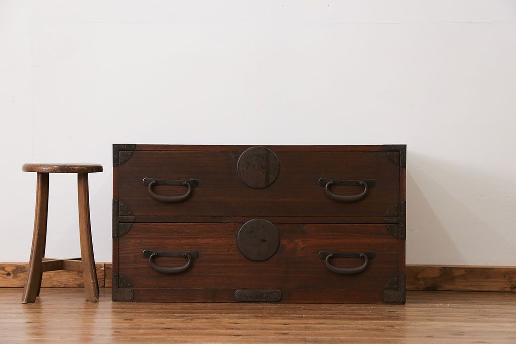 アンティーク家具　古民具・骨董 大きな丸金具の時代箪笥ローボード (ローチェスト)