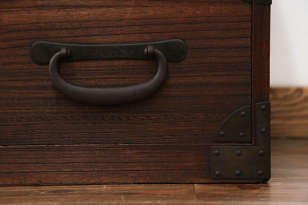 アンティーク家具　古民具・骨董 大きな丸金具の時代箪笥ローボード (ローチェスト)