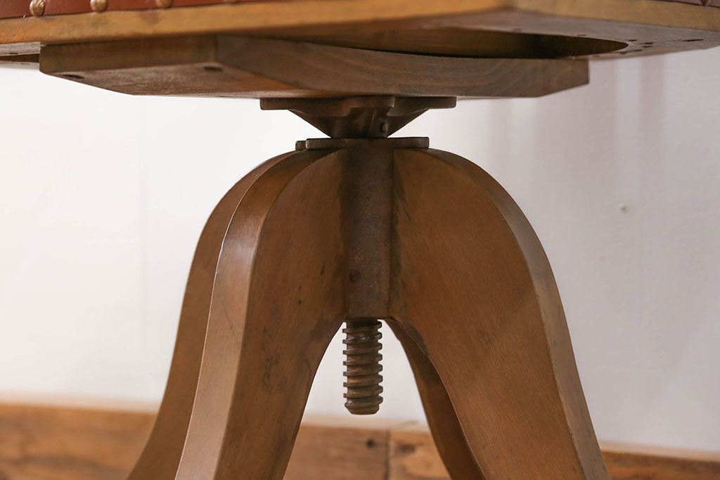 アンティーク家具　アンティーク かわいいデザインの小振りな回転イス (ドクターチェア、椅子)