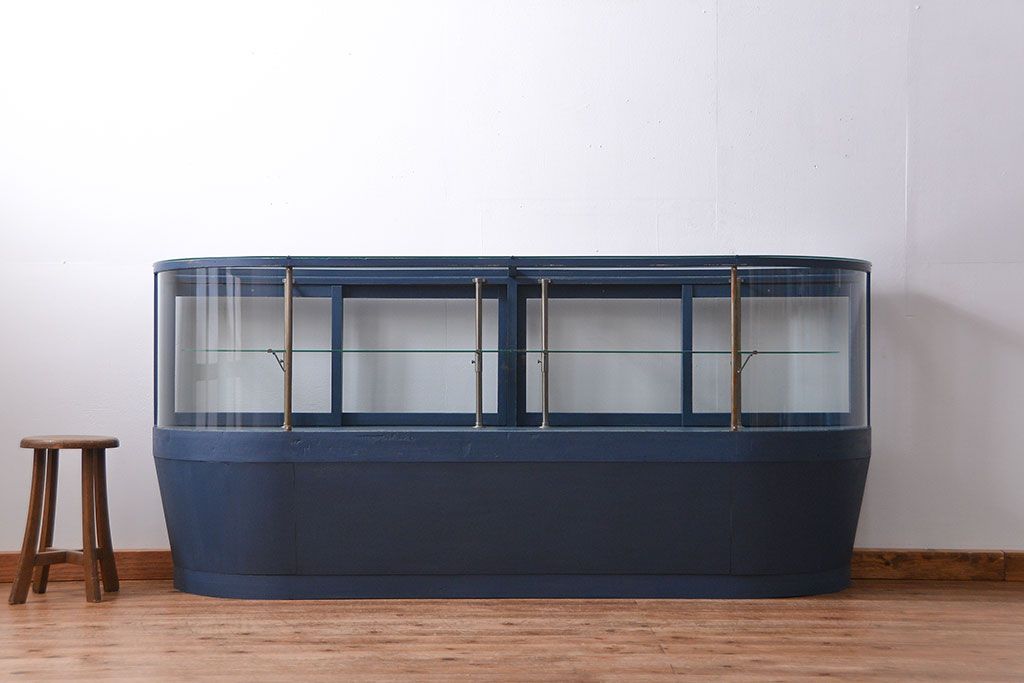 アンティーク家具　アンティークペイント 両面Rガラスのショーケース (ガラスケース)