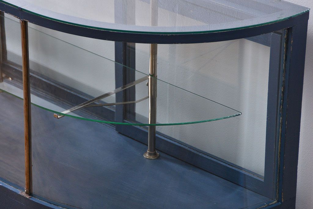 アンティーク家具　アンティークペイント 両面Rガラスのショーケース (ガラスケース)