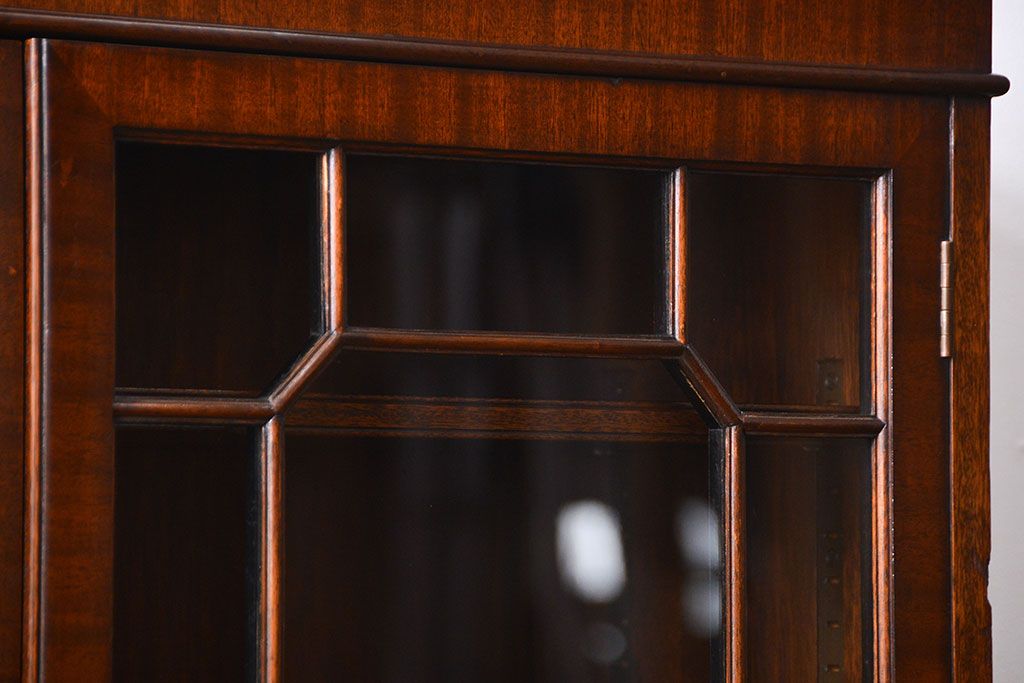 アンティーク家具　イギリスアンティーク ウォールナット材の上質で美しいキャビネット(ブックケース)